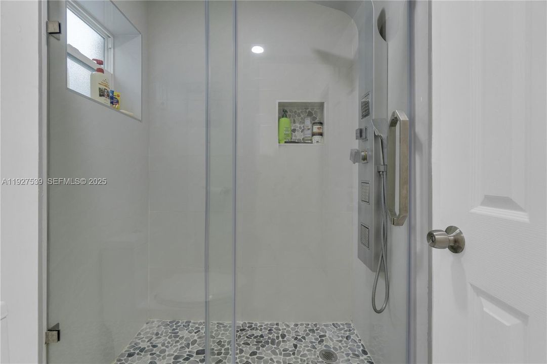 En Venta: $750,000 (4 camas, 2 baños, 2083 Pies cuadrados)