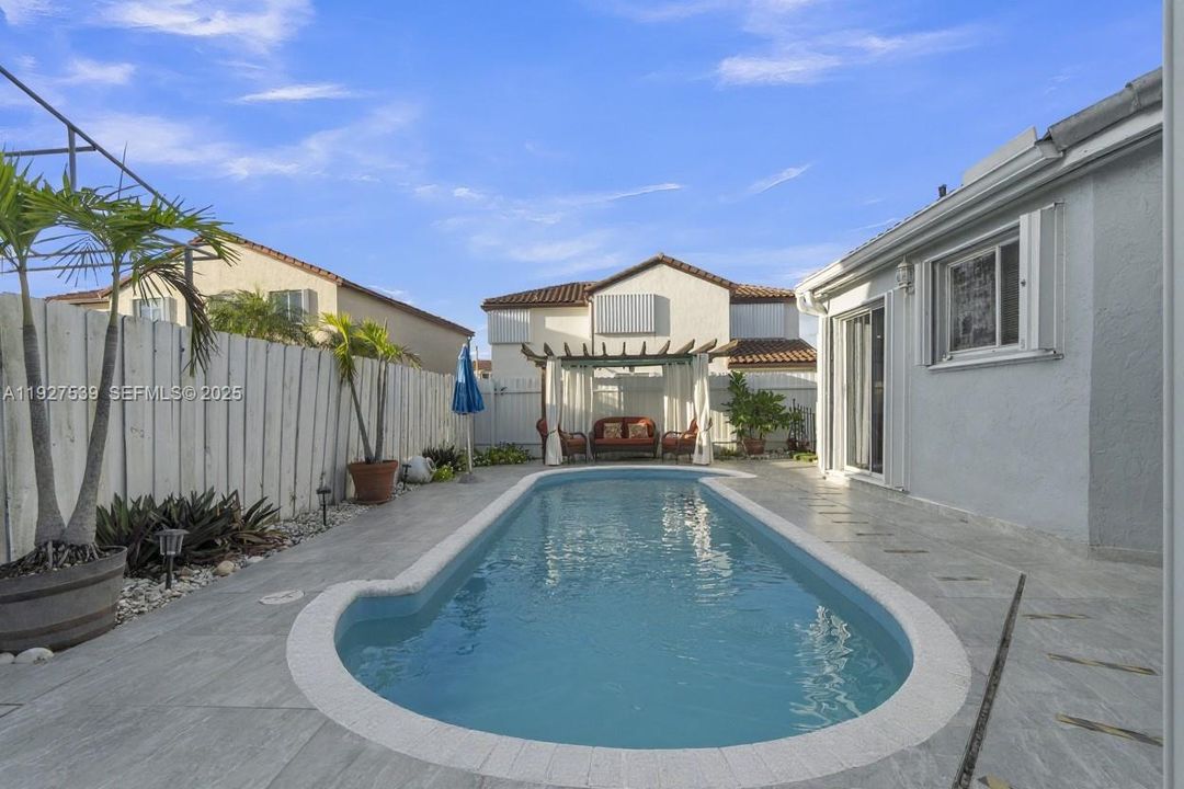 En Venta: $750,000 (4 camas, 2 baños, 2083 Pies cuadrados)