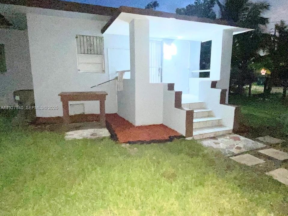 待售: $490,000 (2 贝兹, 1 浴室, 1203 平方英尺)