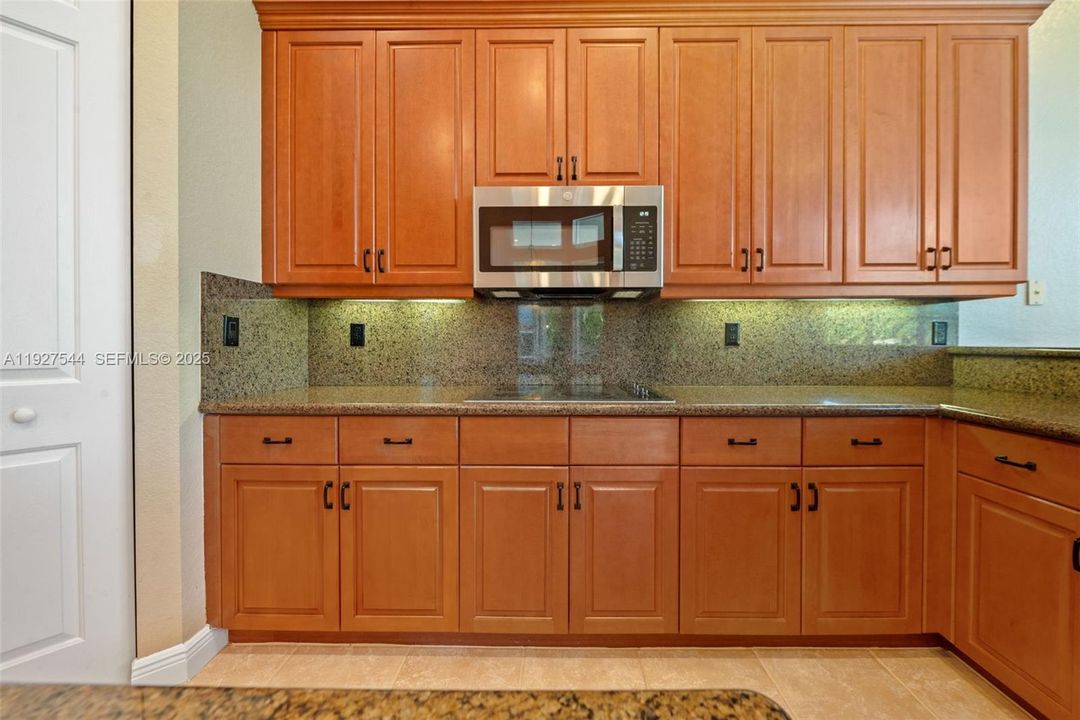 出租: $8,000 (4 贝兹, 4 浴室, 3502 平方英尺)