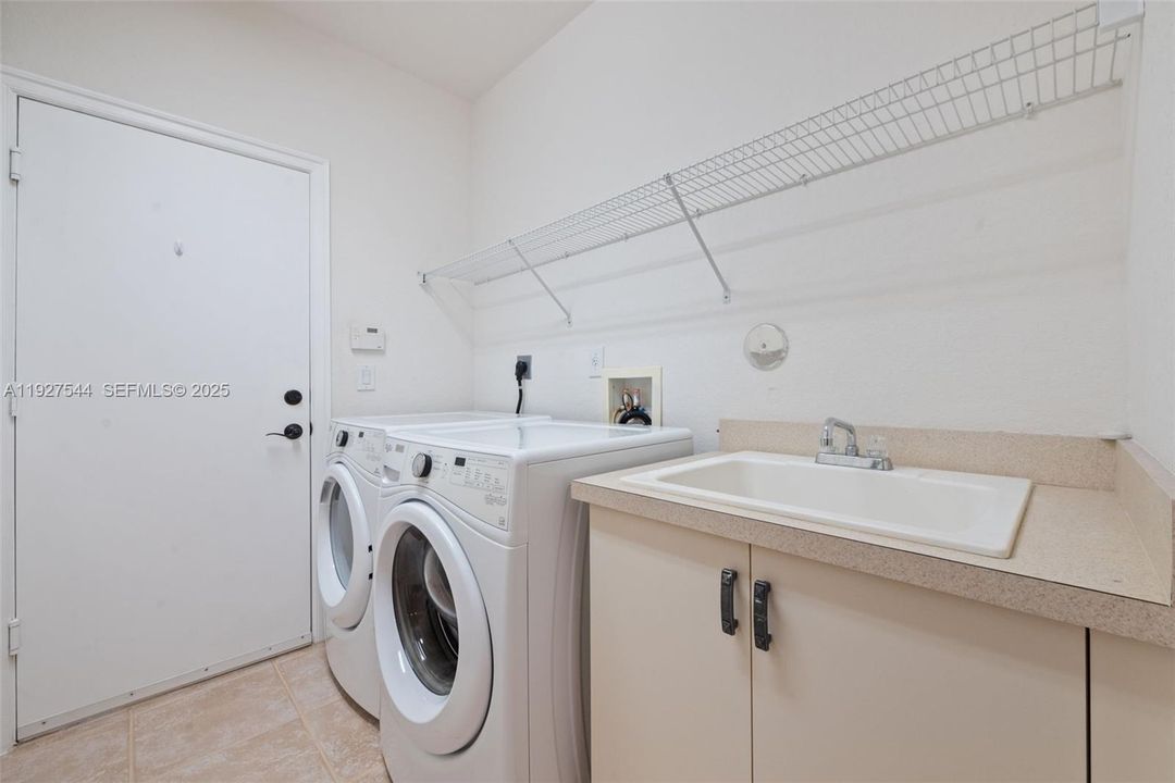 出租: $8,000 (4 贝兹, 4 浴室, 3502 平方英尺)