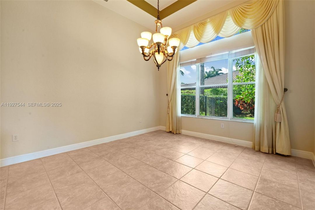 出租: $8,000 (4 贝兹, 4 浴室, 3502 平方英尺)