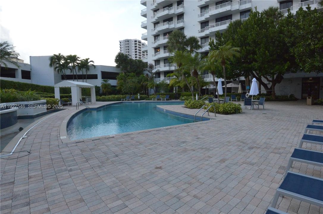 待售: $319,999 (2 贝兹, 2 浴室, 990 平方英尺)