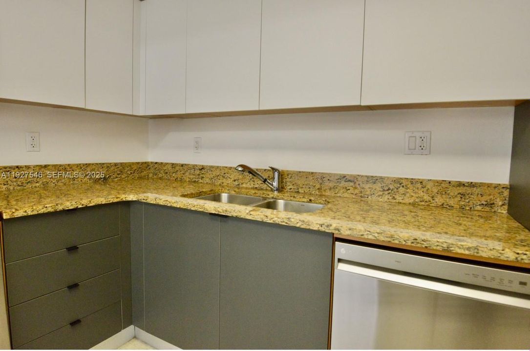 待售: $319,999 (2 贝兹, 2 浴室, 990 平方英尺)