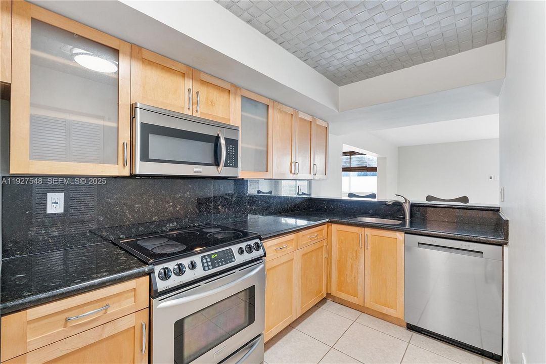 待售: $975,000 (2 贝兹, 1 浴室, 1475 平方英尺)