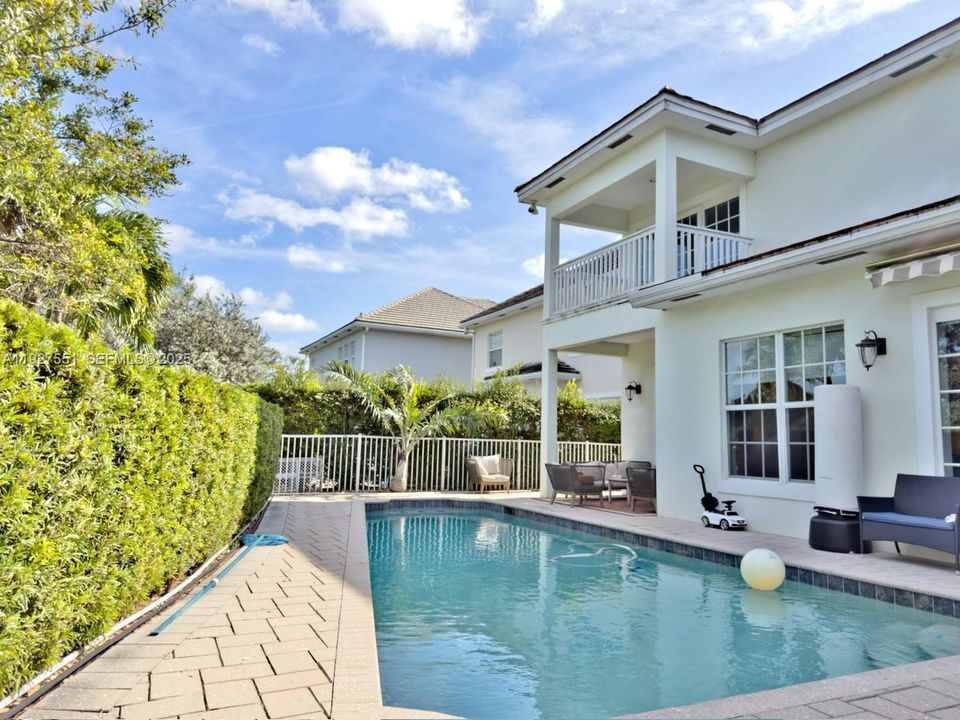 En Renta: $6,500 (5 camas, 4 baños, 2780 Pies cuadrados)