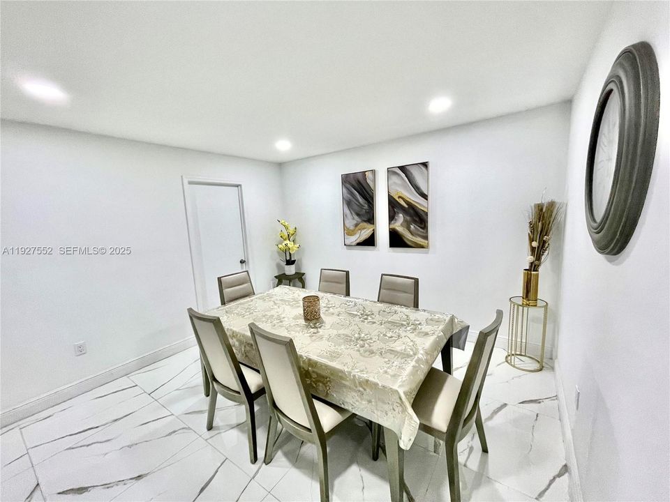 待售: $580,000 (2 贝兹, 2 浴室, 1300 平方英尺)