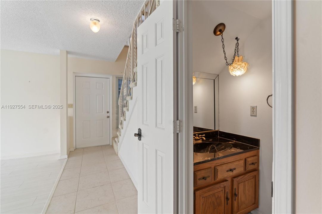 待售: $699,900 (3 贝兹, 2 浴室, 1618 平方英尺)