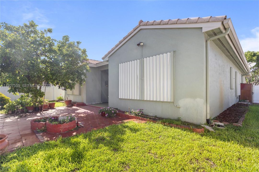 For Sale: $590,000 (3 beds, 2 baths, 1986 Square Feet)