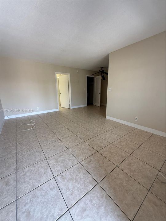 出租: $1,500 (1 贝兹, 1 浴室, 4334 平方英尺)