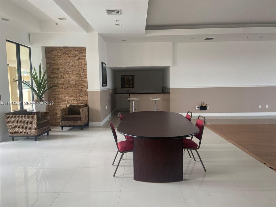 В аренду: $2,700 (2 спален, 2 ванн, 1005 Квадратных фут)