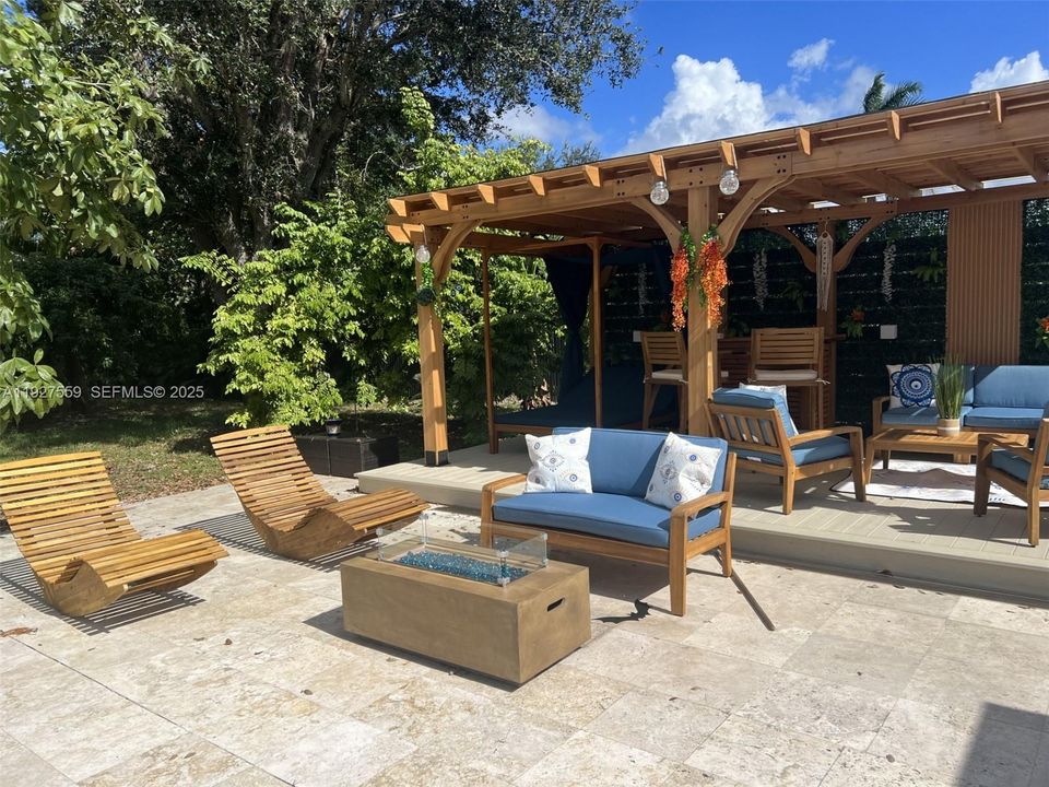 For Sale: $1,600,000 (6 beds, 4 baths, 4891 Square Feet)