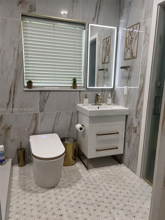 For Sale: $1,600,000 (6 beds, 4 baths, 4891 Square Feet)