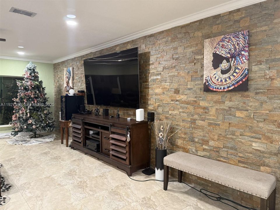 For Sale: $1,600,000 (6 beds, 4 baths, 4891 Square Feet)