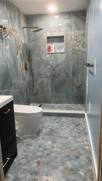 For Sale: $1,600,000 (6 beds, 4 baths, 4891 Square Feet)