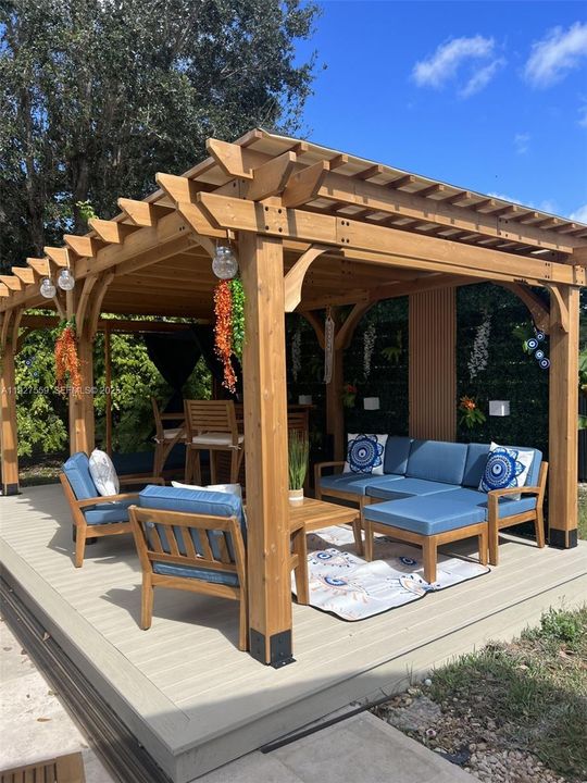 For Sale: $1,600,000 (6 beds, 4 baths, 4891 Square Feet)