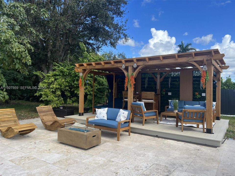 For Sale: $1,600,000 (6 beds, 4 baths, 4891 Square Feet)