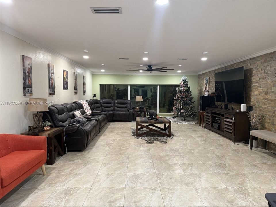 For Sale: $1,600,000 (6 beds, 4 baths, 4891 Square Feet)