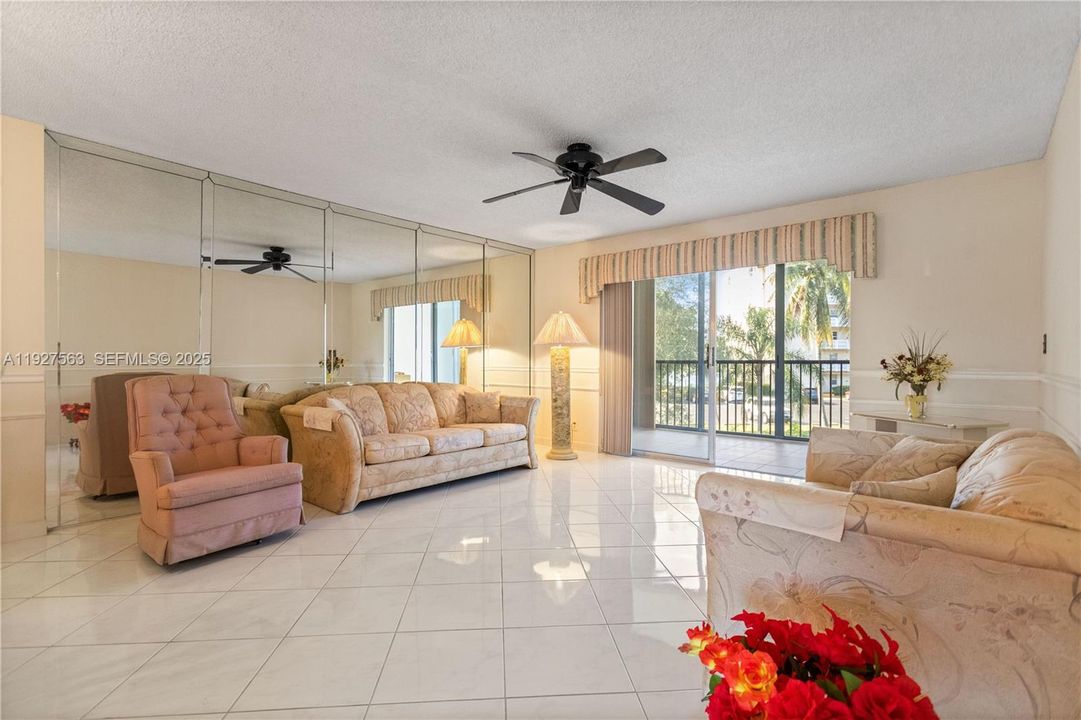 En Venta: $229,900 (2 camas, 2 baños, 1190 Pies cuadrados)