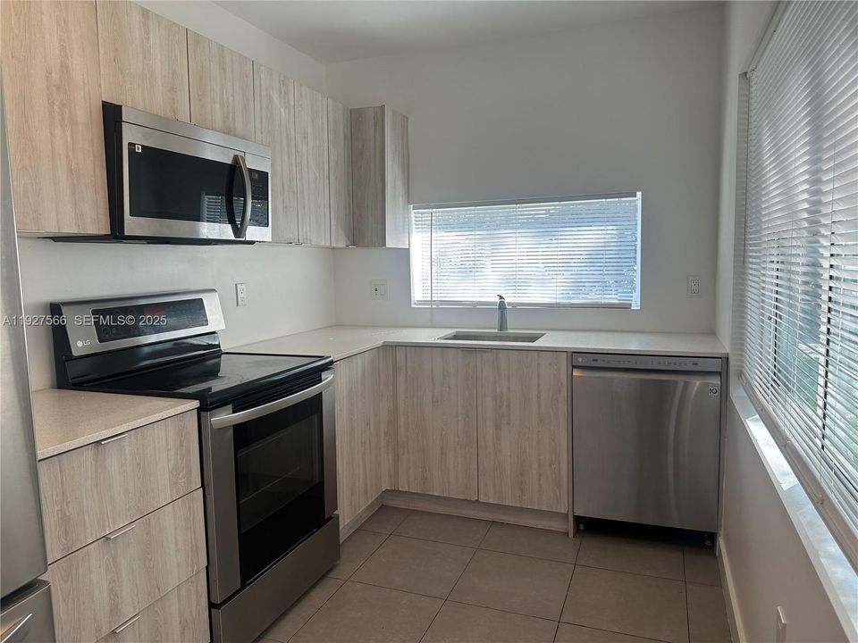 В аренду: $3,000 (3 спален, 2 ванн, 1000 Квадратных фут)