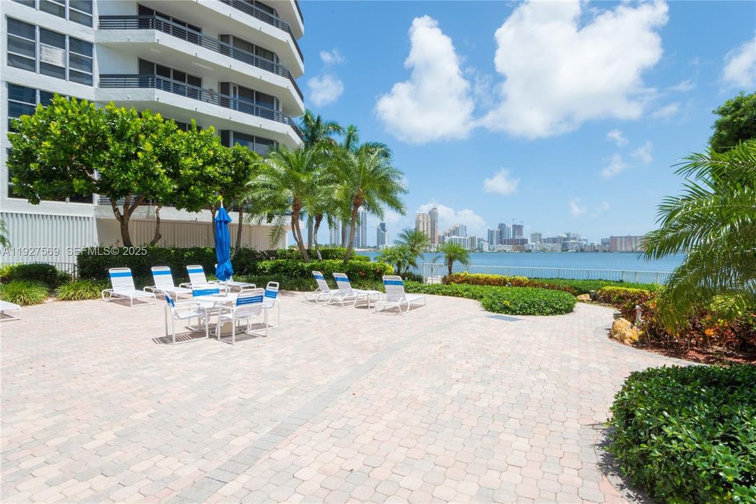 For Sale: $375,000 (2 beds, 2 baths, 1150 Square Feet)