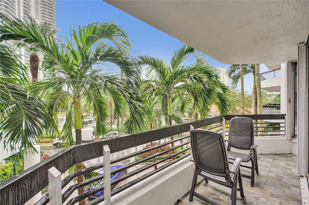 For Sale: $375,000 (2 beds, 2 baths, 1150 Square Feet)