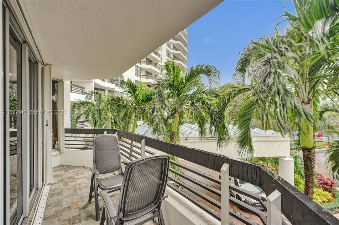 For Sale: $375,000 (2 beds, 2 baths, 1150 Square Feet)