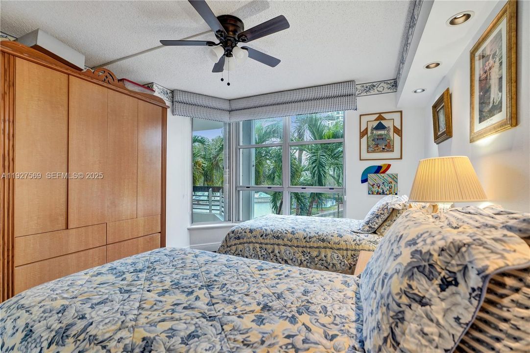 For Sale: $375,000 (2 beds, 2 baths, 1150 Square Feet)