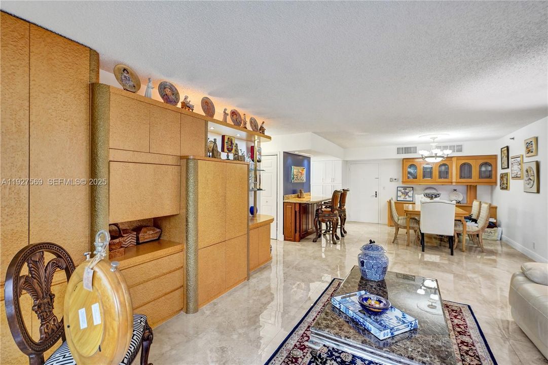 For Sale: $375,000 (2 beds, 2 baths, 1150 Square Feet)