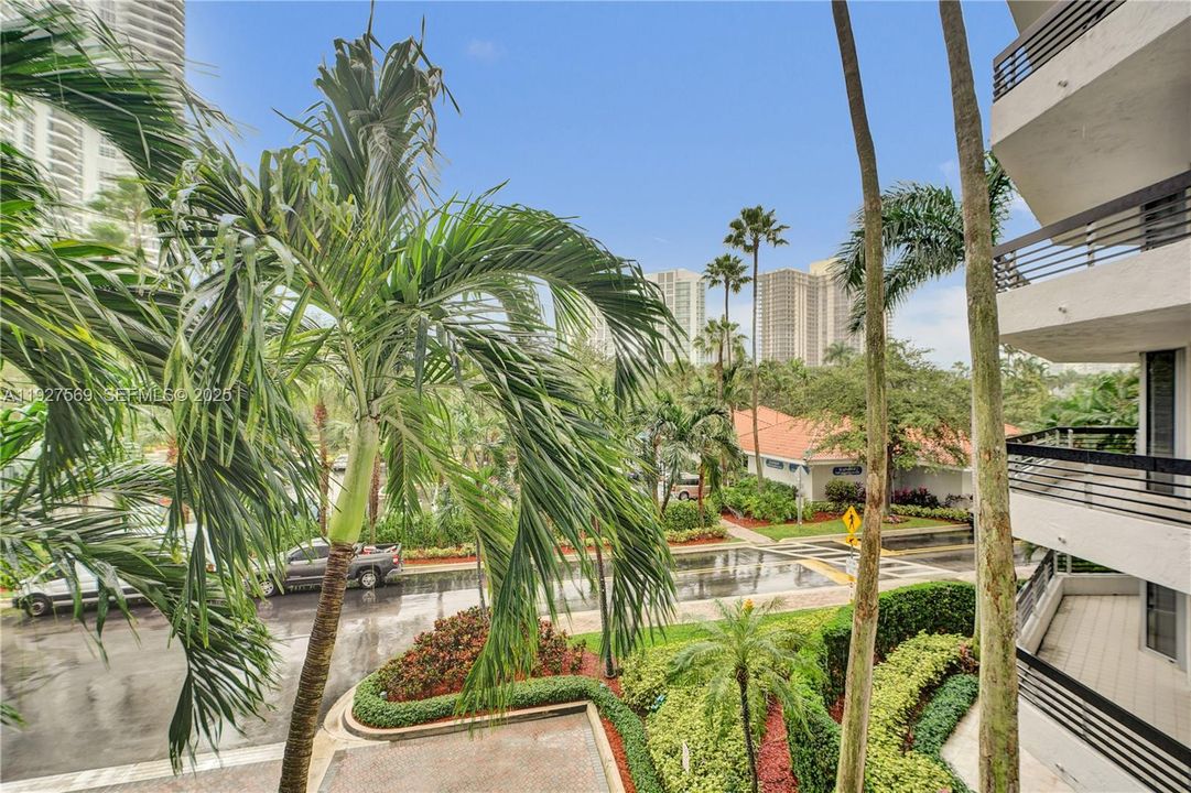 For Sale: $375,000 (2 beds, 2 baths, 1150 Square Feet)