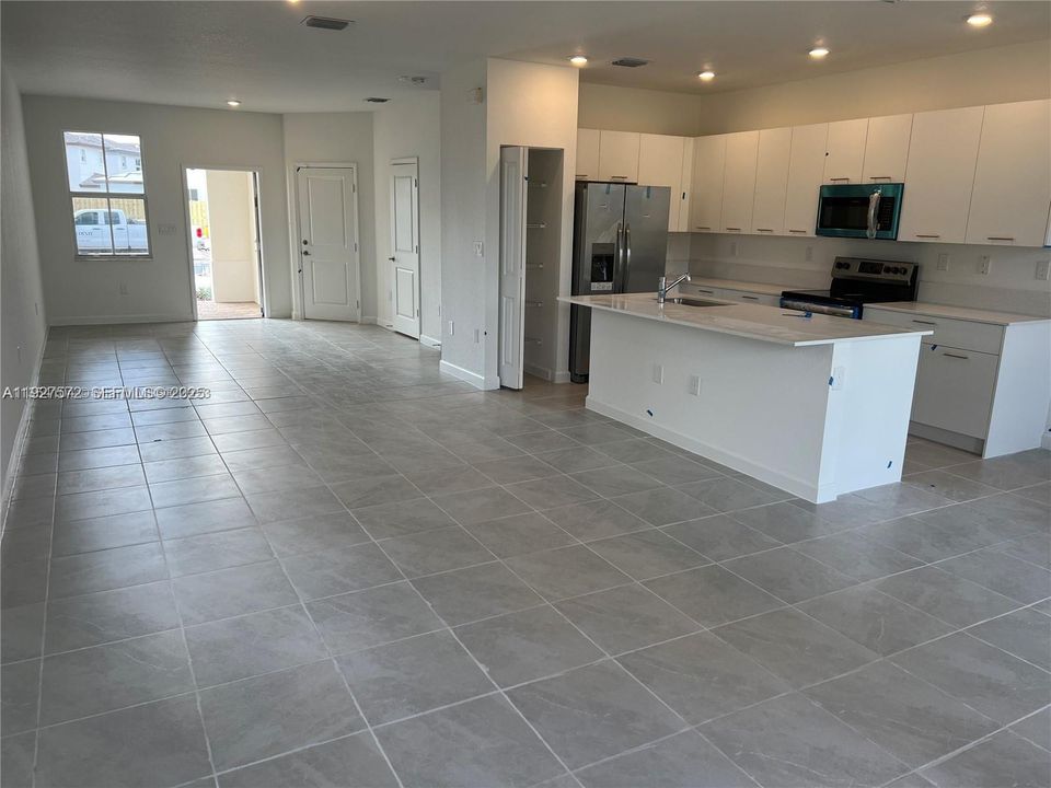 В аренду: $3,850 (4 спален, 2 ванн, 1983 Квадратных фут)