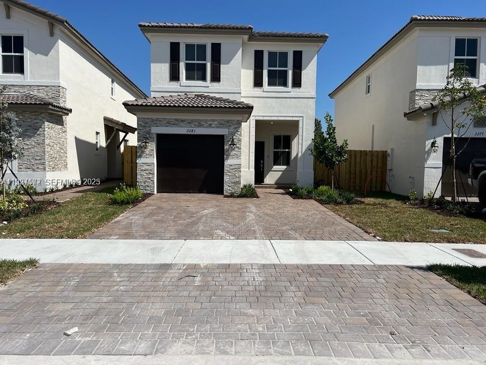 В аренду: $3,850 (4 спален, 2 ванн, 1983 Квадратных фут)