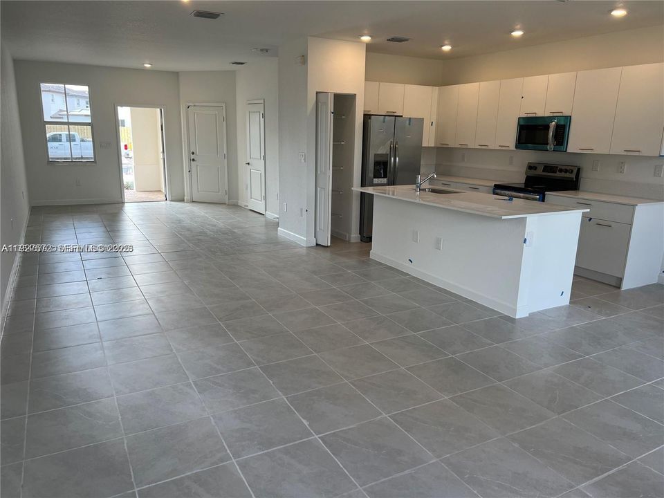 В аренду: $3,850 (4 спален, 2 ванн, 1983 Квадратных фут)