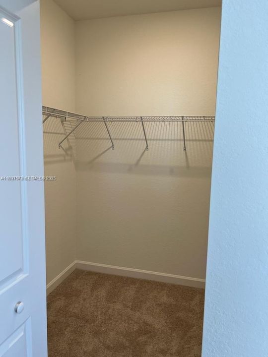 В аренду: $3,850 (4 спален, 2 ванн, 1983 Квадратных фут)