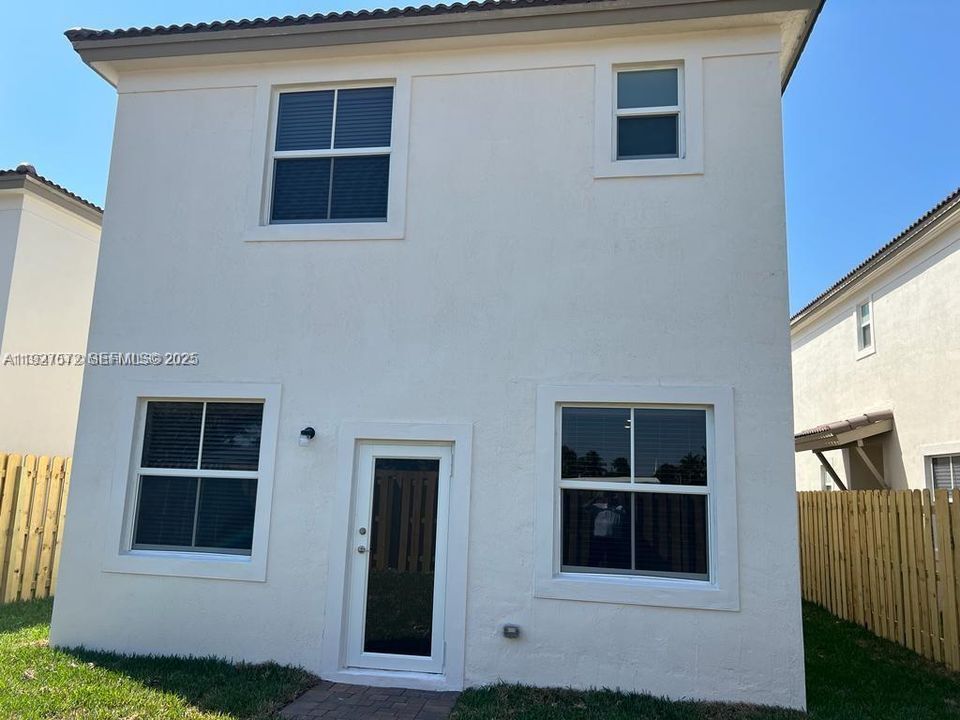 В аренду: $3,850 (4 спален, 2 ванн, 1983 Квадратных фут)