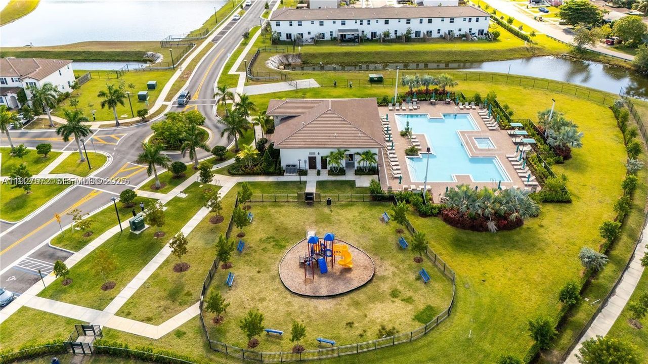 В аренду: $3,850 (4 спален, 2 ванн, 1983 Квадратных фут)