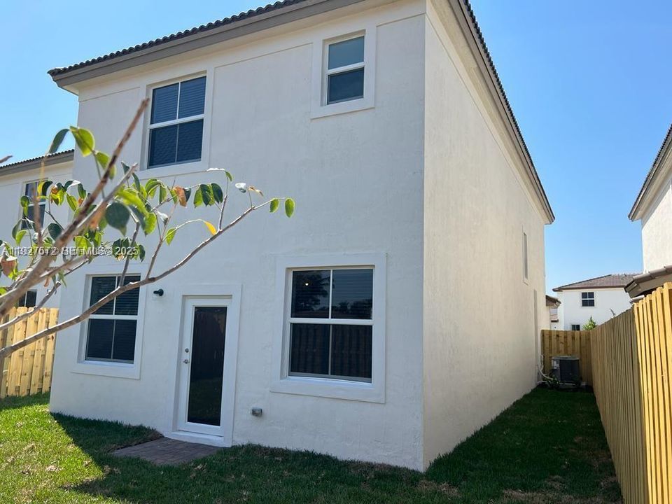 В аренду: $3,850 (4 спален, 2 ванн, 1983 Квадратных фут)