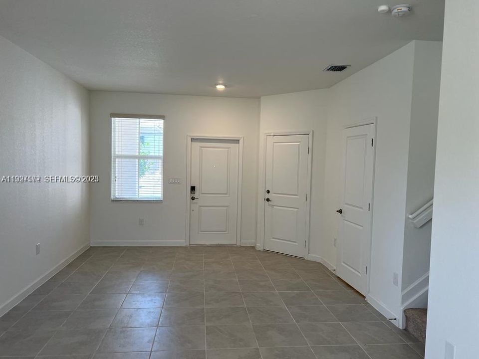 В аренду: $3,850 (4 спален, 2 ванн, 1983 Квадратных фут)