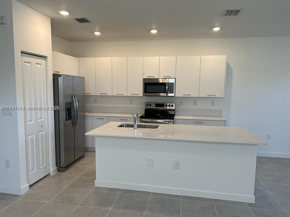 В аренду: $3,850 (4 спален, 2 ванн, 1983 Квадратных фут)