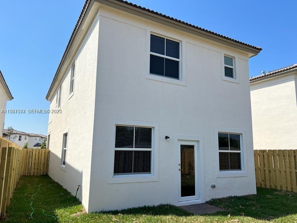 В аренду: $3,850 (4 спален, 2 ванн, 1983 Квадратных фут)