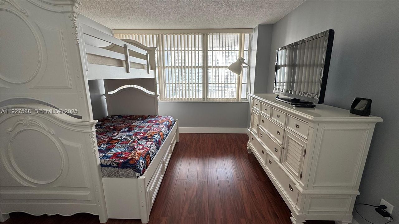 出租: $2,500 (2 贝兹, 2 浴室, 1565 平方英尺)