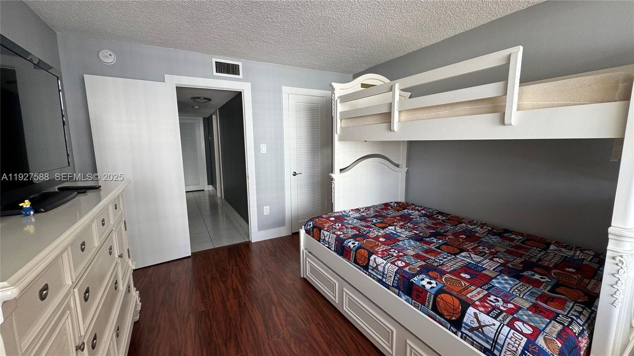 出租: $2,500 (2 贝兹, 2 浴室, 1565 平方英尺)