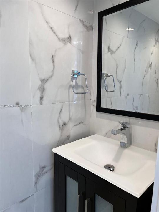 1/2 BATHROOM 1ST FLOOR