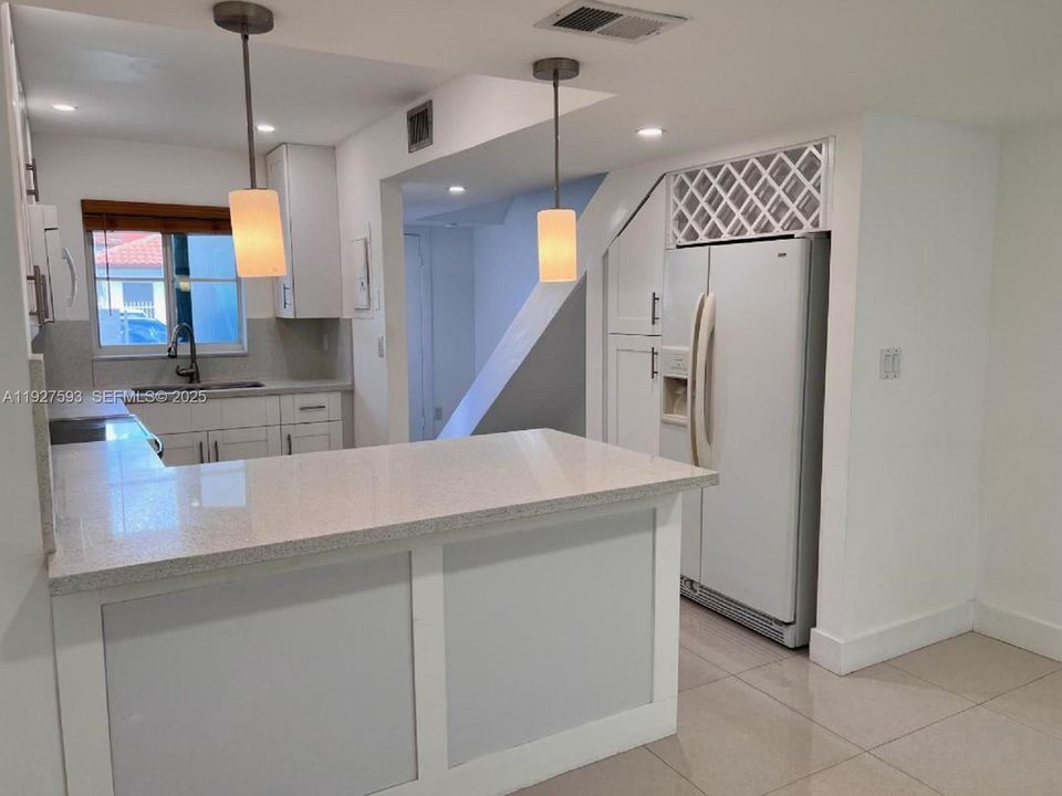 出租: $2,500 (2 贝兹, 2 浴室, 1034 平方英尺)