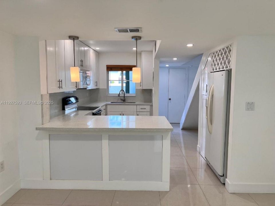 出租: $2,500 (2 贝兹, 2 浴室, 1034 平方英尺)