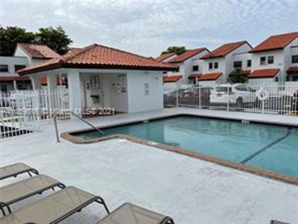 出租: $2,500 (2 贝兹, 2 浴室, 1034 平方英尺)