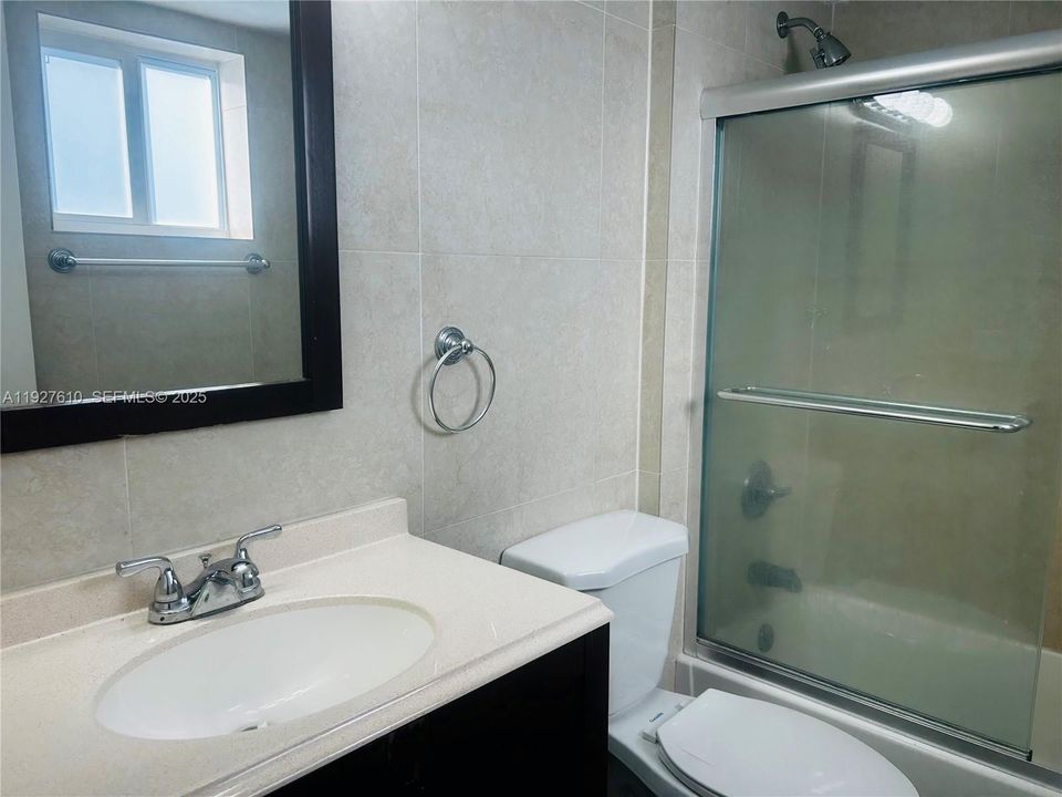 For Rent: $2,350 (1 beds, 2 baths, 752 Square Feet)