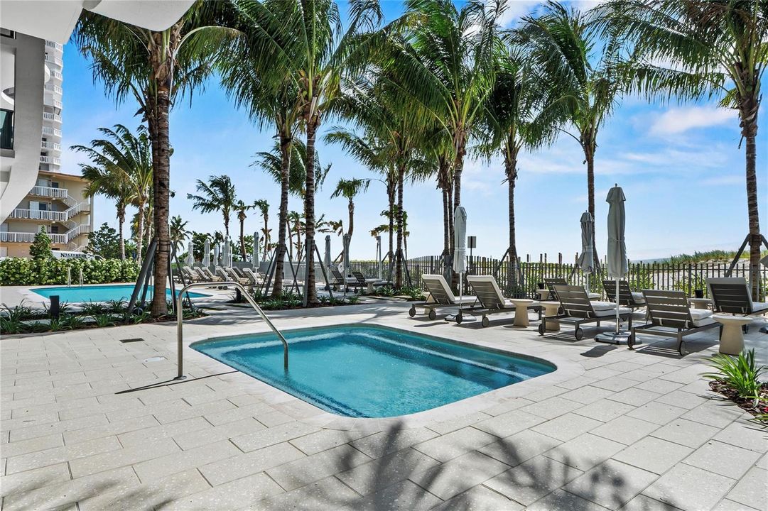 Beach side pool & jacuzzi