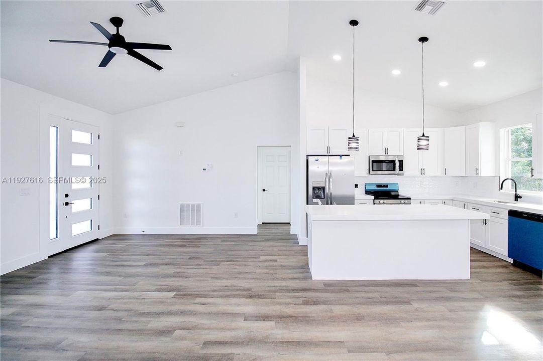 For Sale: $319,900 (3 beds, 2 baths, 1488 Square Feet)