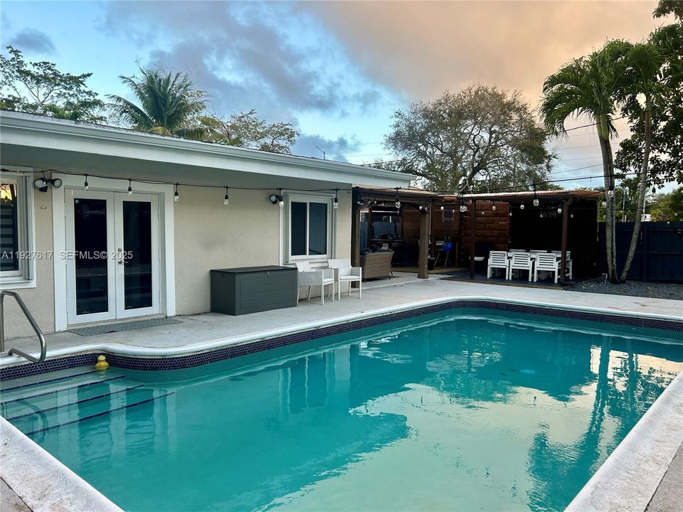 For Sale: $697,000 (4 beds, 2 baths, 1822 Square Feet)